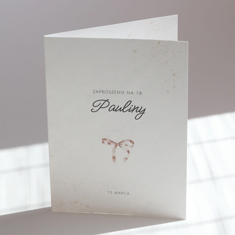 Zaproszenia urodzinowe z subtelną wstążką