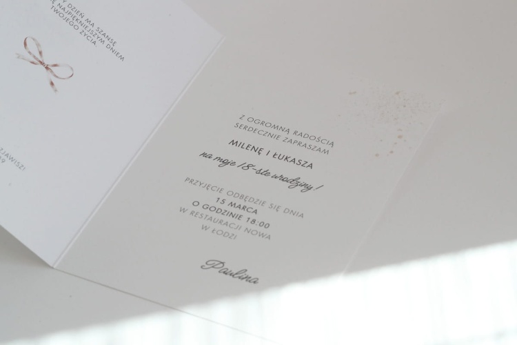 Zaproszenia urodzinowe z uroczą, różową kokardą