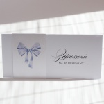 Zaproszenia urodzinowe z rozkoszną, niebieską kokardką