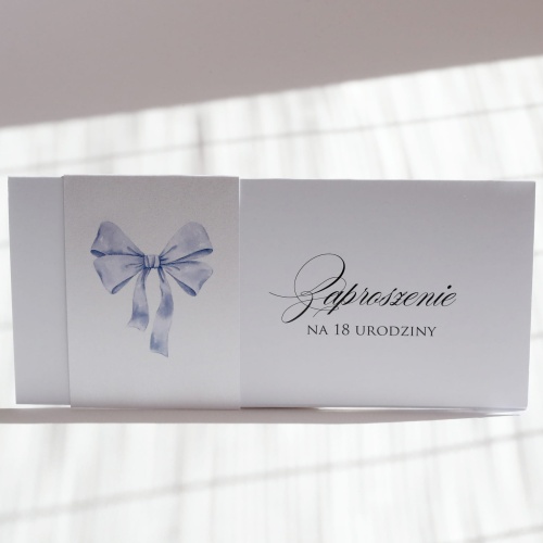 Zaproszenia urodzinowe z rozkoszną, niebieską kokardką