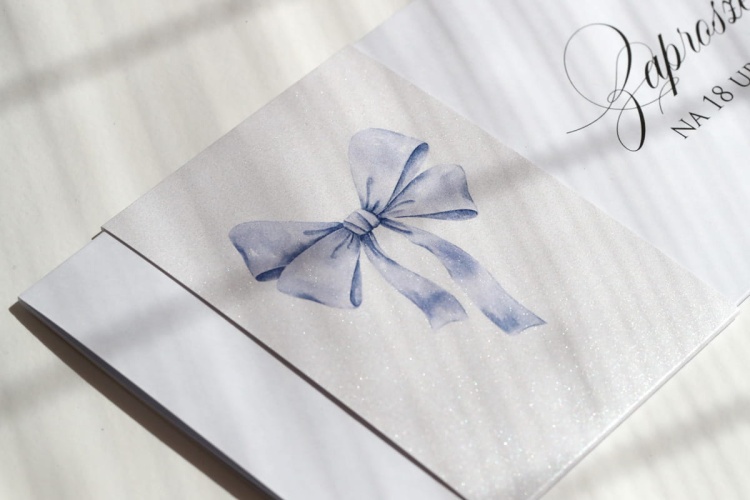 Zaproszenia urodzinowe z rozkoszną, niebieską kokardką