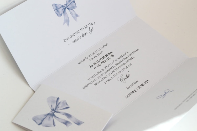 Zaproszenia urodzinowe z rozkoszną, niebieską kokardką