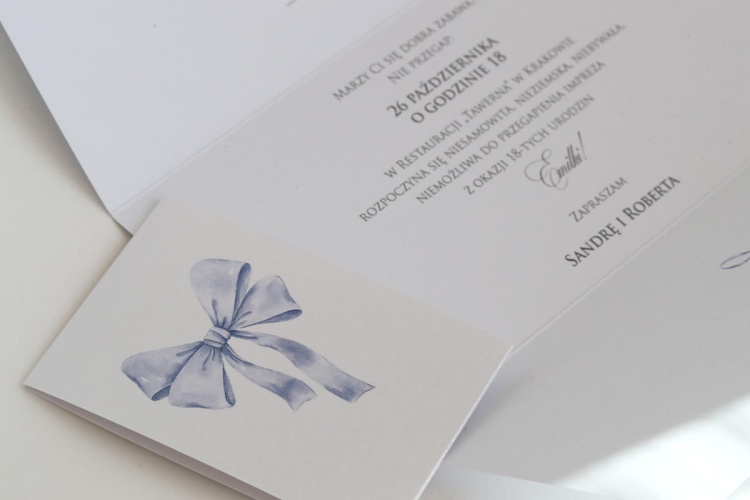 Zaproszenia urodzinowe z rozkoszną, niebieską kokardką