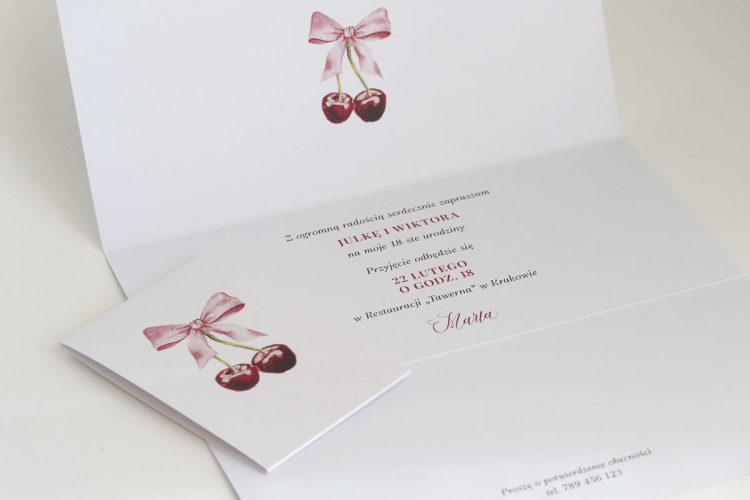 Zaproszenia urodzinowe z rozkoszną, różową kokardką i wisienkami