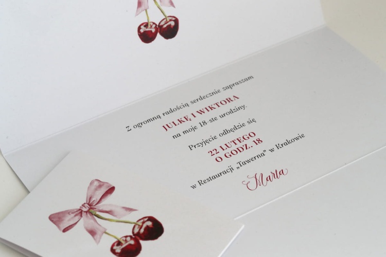 Zaproszenia urodzinowe z rozkoszną, różową kokardką i wisienkami