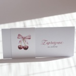 Zaproszenia urodzinowe z rozkoszną, różową kokardką i wisienkami