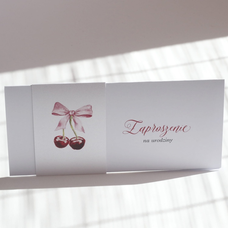 Zaproszenia urodzinowe z rozkoszną, różową kokardką i wisienkami