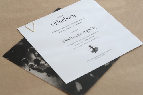 Zaproszenia urodzinowe w stylu vintage z ozdobną kalką