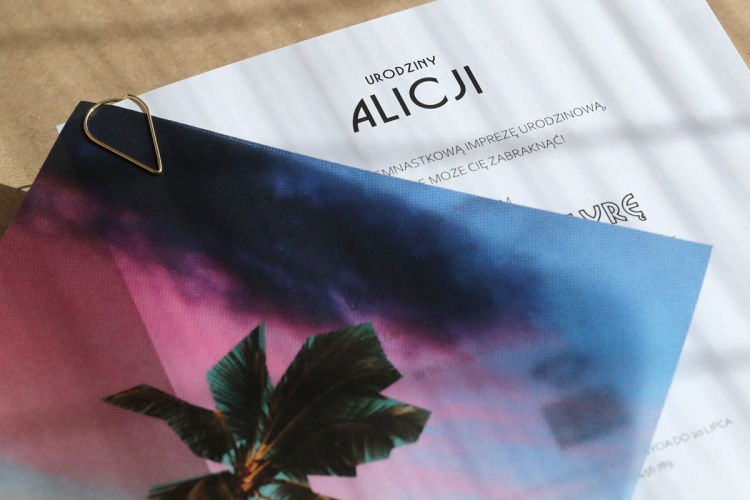 Zaproszenia urodzinowe w stylu retro z ozdobną kalką