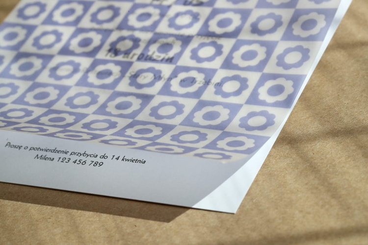 Niebieskie zaproszenia urodzinowe z ozdobną kalką