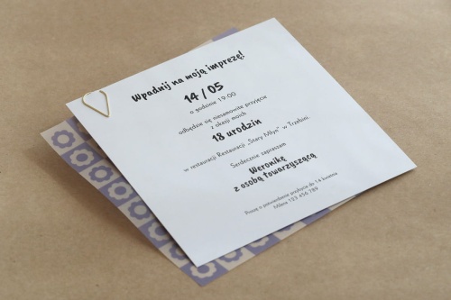 Niebieskie zaproszenia urodzinowe z ozdobną kalką