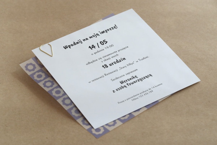 Niebieskie zaproszenia urodzinowe z ozdobną kalką