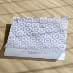 Niebieskie zaproszenia urodzinowe z ozdobną kalką