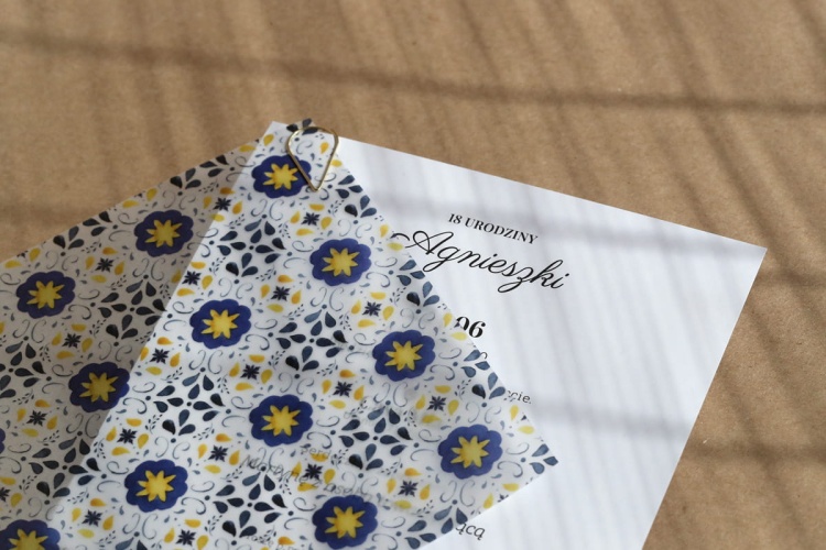 Mozaikowe zaproszenia urodzinowe z ozdobną kalką