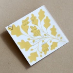 Żółte zaproszenia urodzinowe z ozdobną kalką