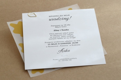 Żółte zaproszenia urodzinowe z ozdobną kalką