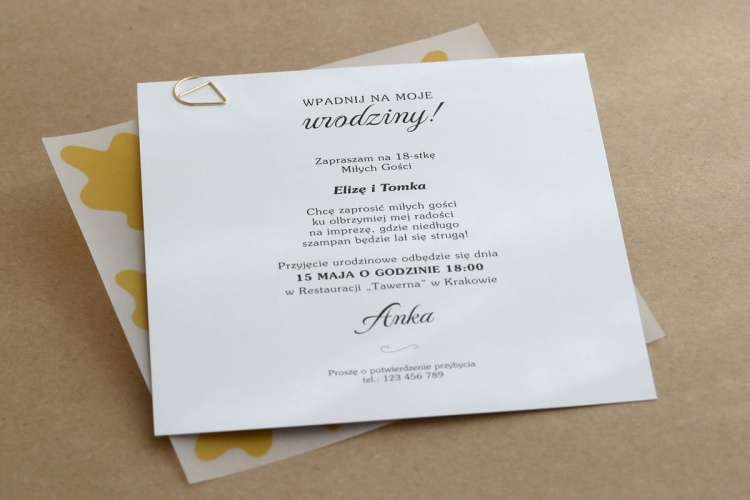 Żółte zaproszenia urodzinowe z ozdobną kalką