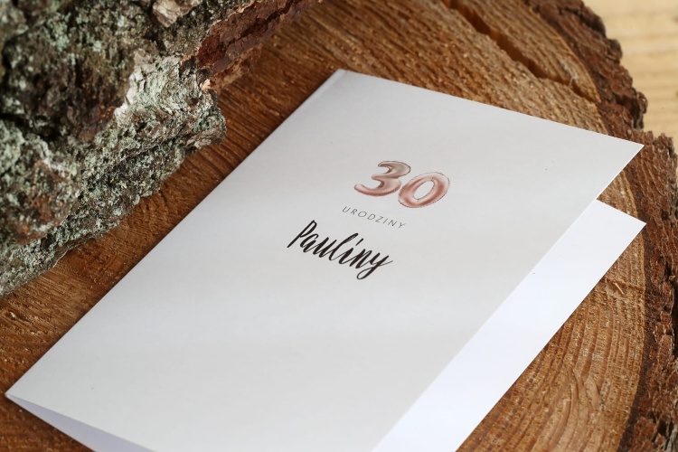 Zaproszenia na urodziny z balonową cyfrą