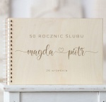 Okładka drewnianej kroniki 50 rocznic ze wzorem z ozdobnymi imionami i serduszkiem
