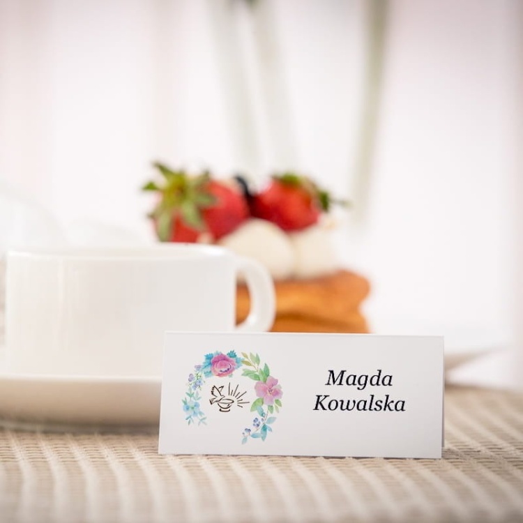 Białe eleganckie winietki na chrzest z wiankiem