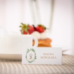 Biało zielone eleganckie winietki na komunię z liśćmi i złotym kielichem