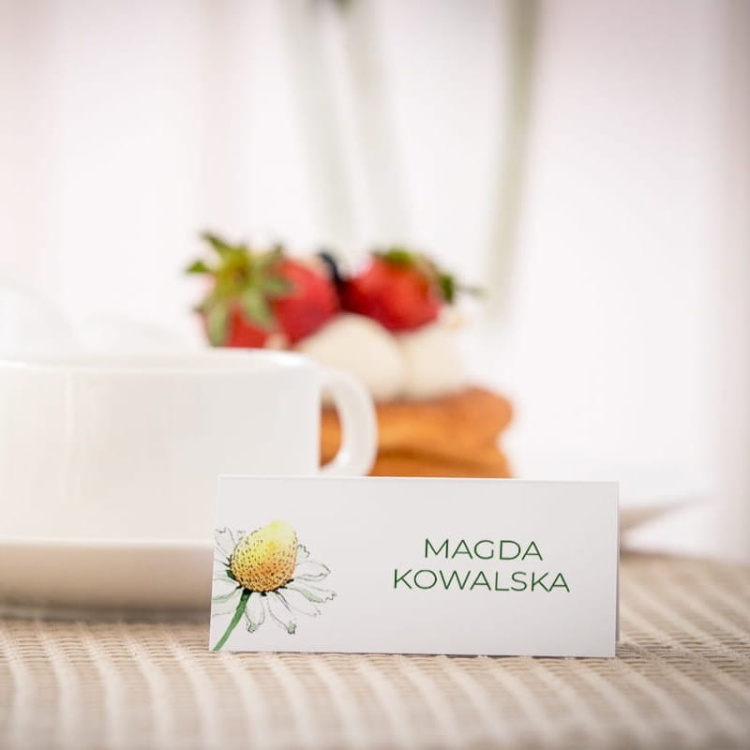 Białe eleganckie winietki na komunię ze stokrotką