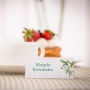 Białe eleganckie winietki na komunię z lilią