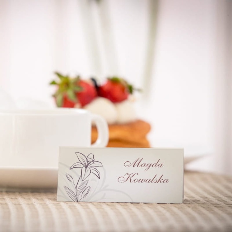 Eleganckie winietki na komunię z brązową lilią
