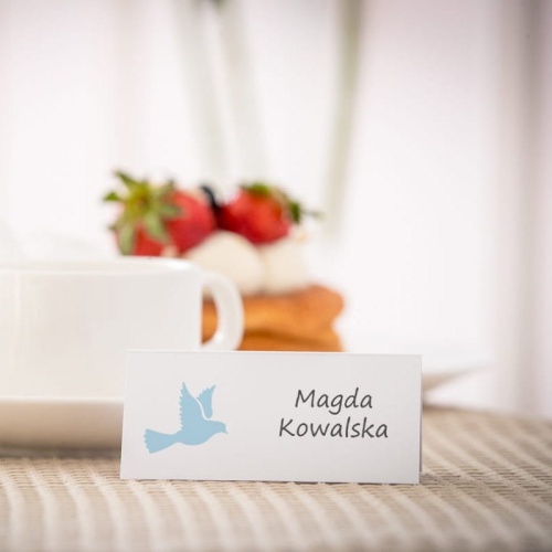 Biało niebieskie eleganckie winietki na komunię z gołębiem