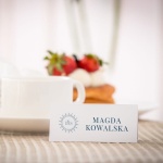 Biało niebieskie eleganckie winietki na komunię z hostią