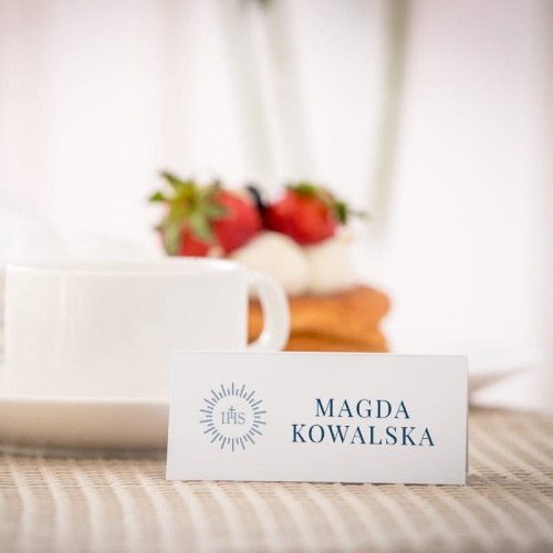 Biało niebieskie eleganckie winietki na komunię z hostią
