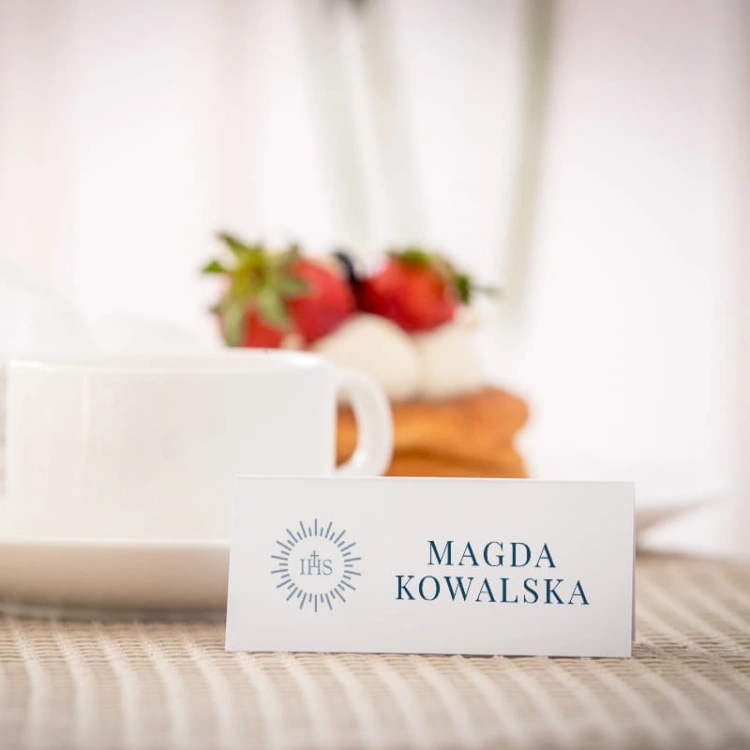 Biało niebieskie eleganckie winietki na komunię z hostią