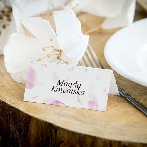 winietki na stół z płatkami kwiatów