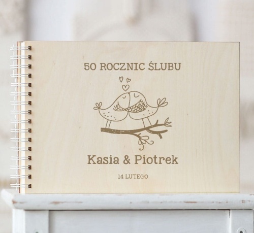 Okładka drewnianego prezentu na rocznicę z zakochanymi ptaszkami