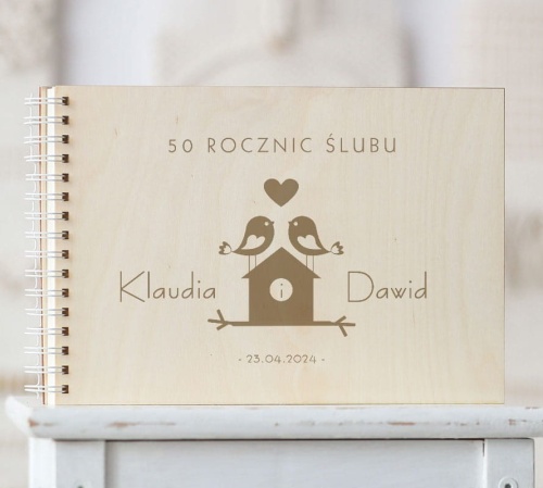Drewniana okładka kroniki 50 rocznic z grawerem ptaszków na budce
