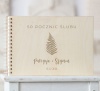 Drewniana okładka kroniki 50 rocznic z wygrawerowaną paprotką