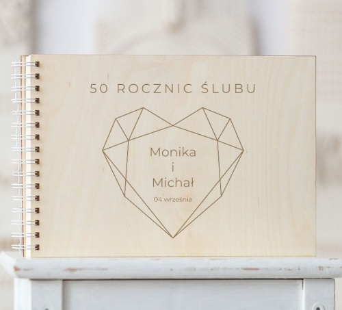 Drewniana okładka kroniki 50 rocznic ze wzorem w geometryczne serce
