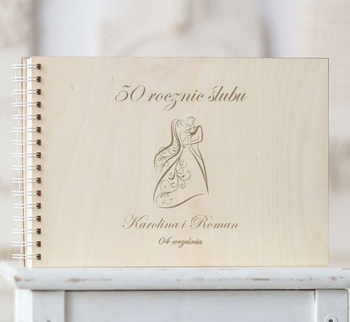 Okładka drewnianej kroniki 50 rocznic z parą młodą