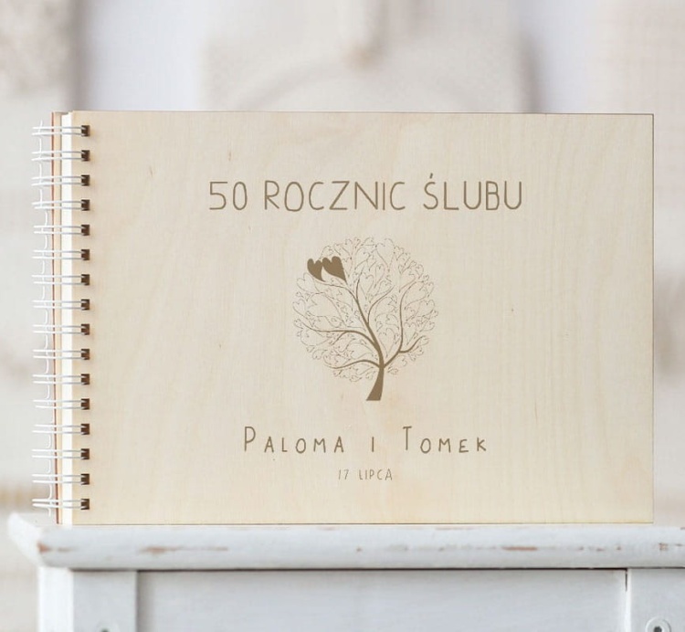 Okładka kroniki ze wzorem z serduszkowym drzewem