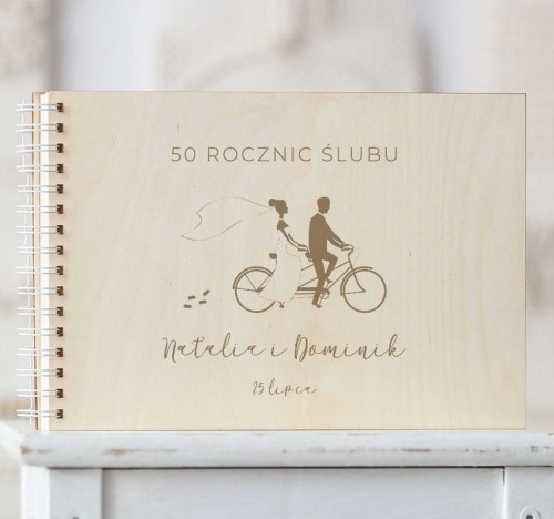 Okładka kroniki 50 rocznic z rowerem