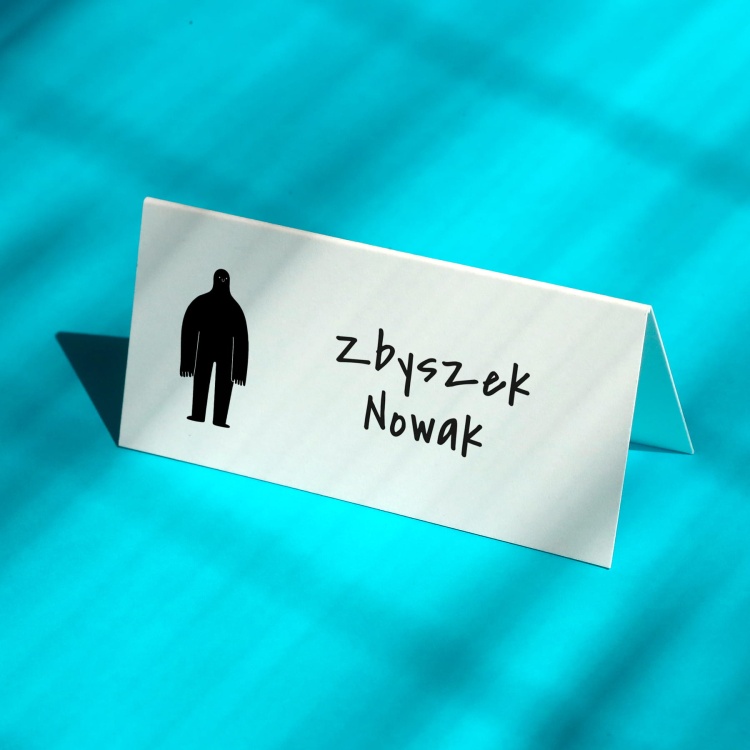 Winietki urodzinowe z uśmiechniętym stworkiem