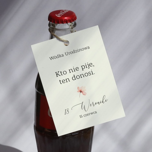 Urodzinowe zawieszki z małym, różowym kwiatuszkiem