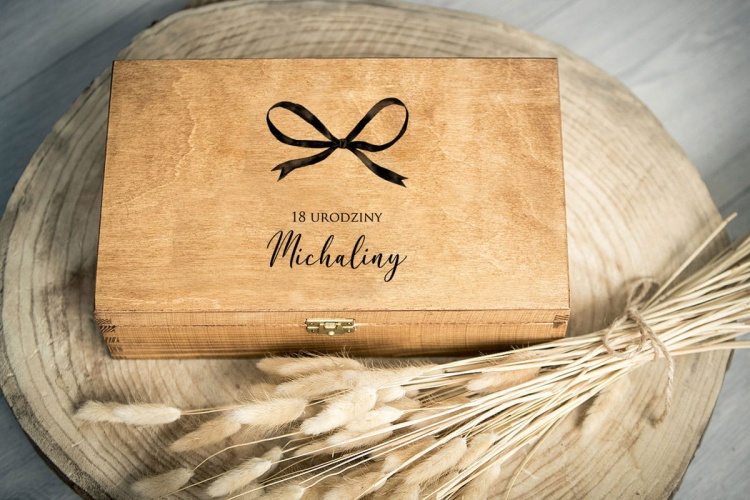 Ciemna szkatułka ze wstążeczką pudełko z dedykacją na 18-nastkę