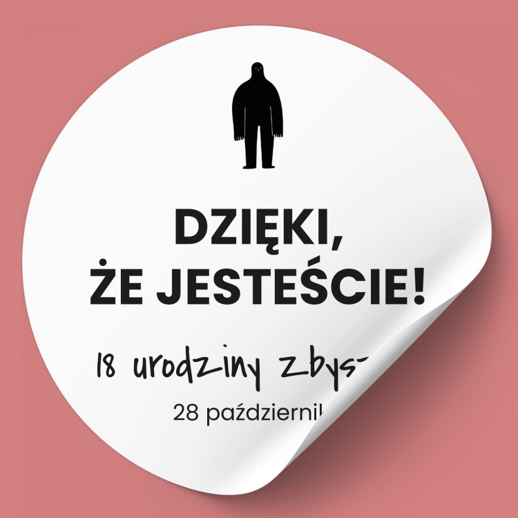 Winietki naklejki na urodziny z uśmiechniętym stworkiem
