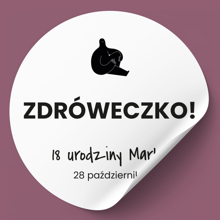 Winietki naklejki na urodziny z siedzącym stworkiem