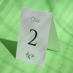Numerki na stół urodzinowy z motywem delikatnych liści