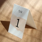 Pudrowo różowe numerki na stół urodzinowy