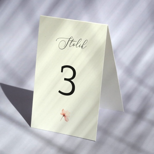 Numerki na stół urodzinowy z różowym kwiatuszkiem