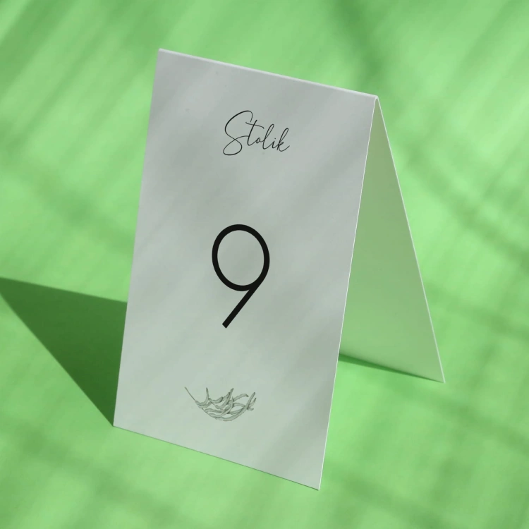 Numerki na stół urodzinowy z roślinnym motywem