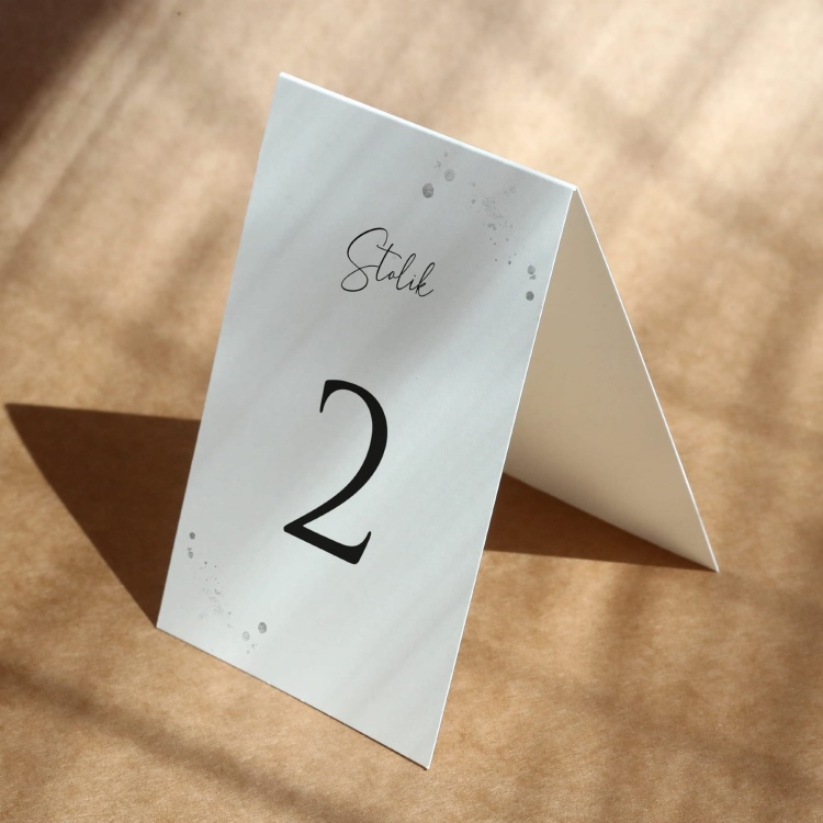 Numerki na stół urodzinowy ze srebrnym brokatem